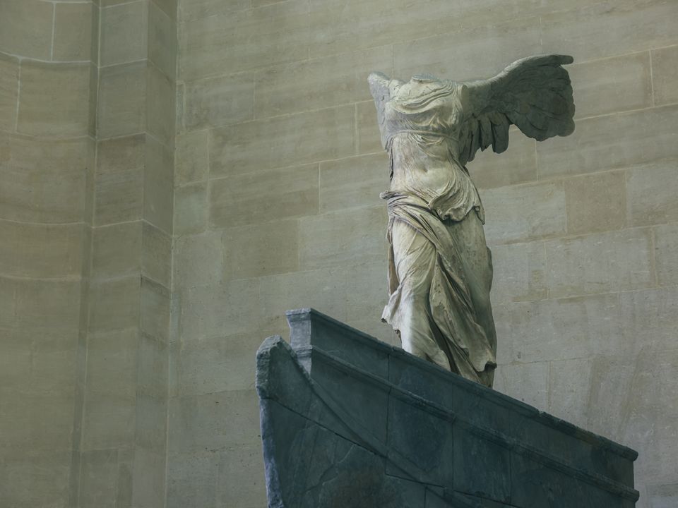 Galerie de sculptures dans un musée français