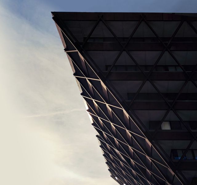 Façade du Louvre pyramide verre ciel bleu reflets