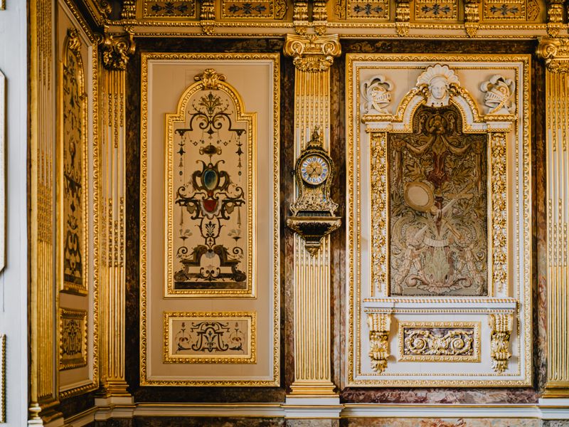 Grand hall du Musée d Orsay avec horloge monumentale et lumière dorée