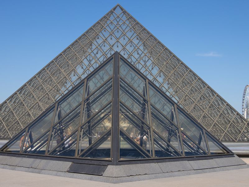 Intérieur de la Grande Galerie du musée du Louvre avec ses peintures accrochées aux murs