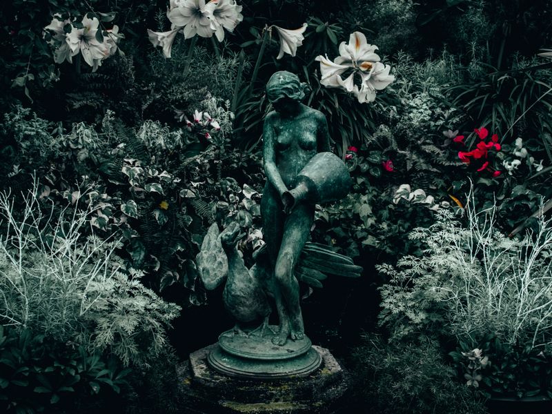 Jardin du Musée Rodin avec Le Penseur en bronze au premier plan et l'hôtel Biron en arrière-plan, Paris