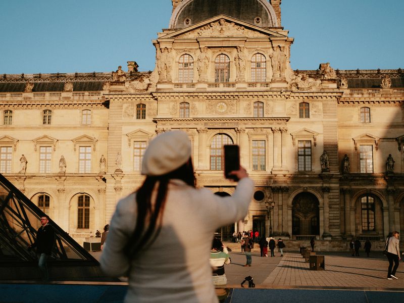 La Joconde de Léonard de Vinci exposée dans la salle des États du Louvre