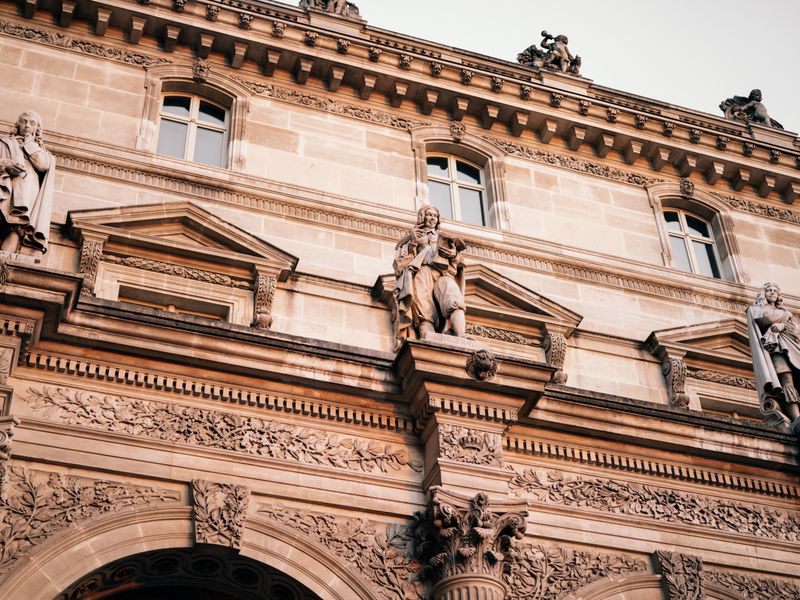 Façade du musée d'Orsay sous la lumière matinale