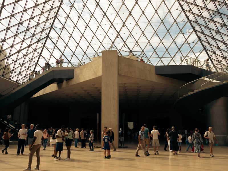 Façade d un musée parisien à l heure dorée, visiteurs entrant
