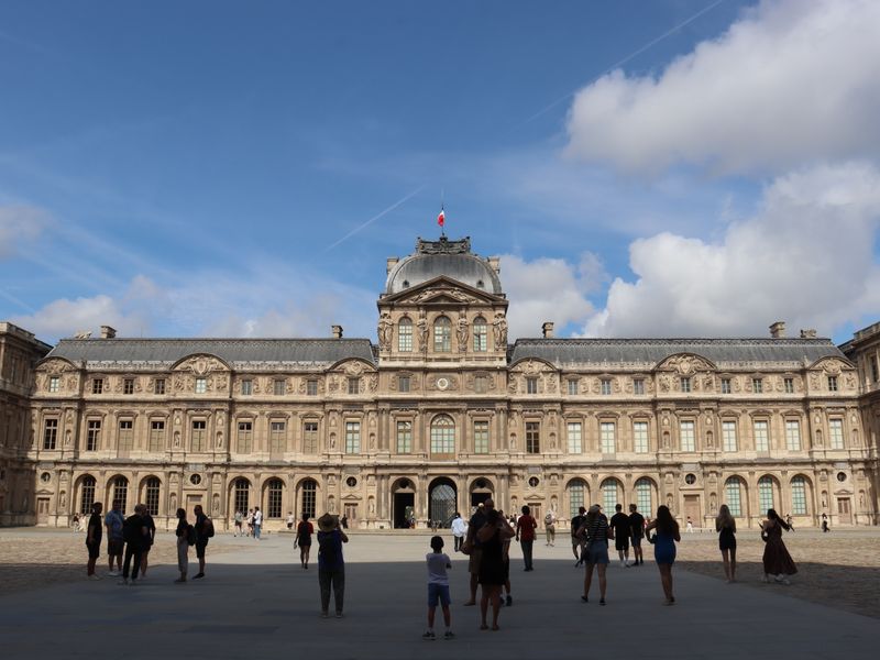 Salle des États au musée du Louvre avec La Joconde entourée de visiteurs