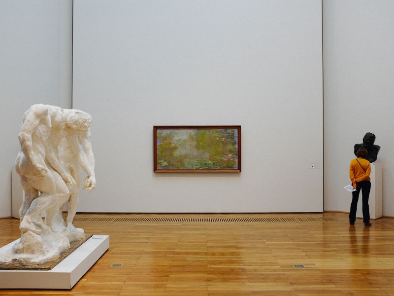 Salle des Nymphéas de Monet au Musée de l'Orangerie, avec la lumière naturelle filtrant par les verrières, Paris