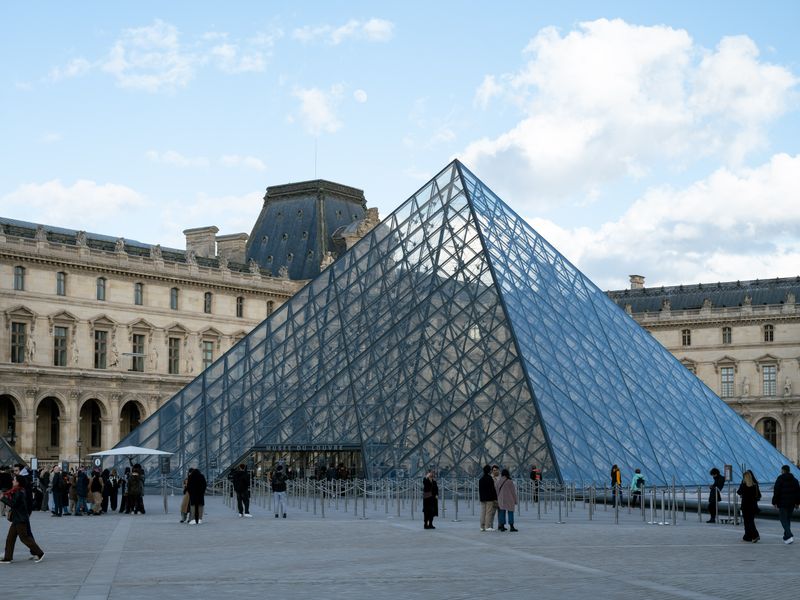 Visiteurs admirant La Joconde au musée du Louvre dans la salle des États